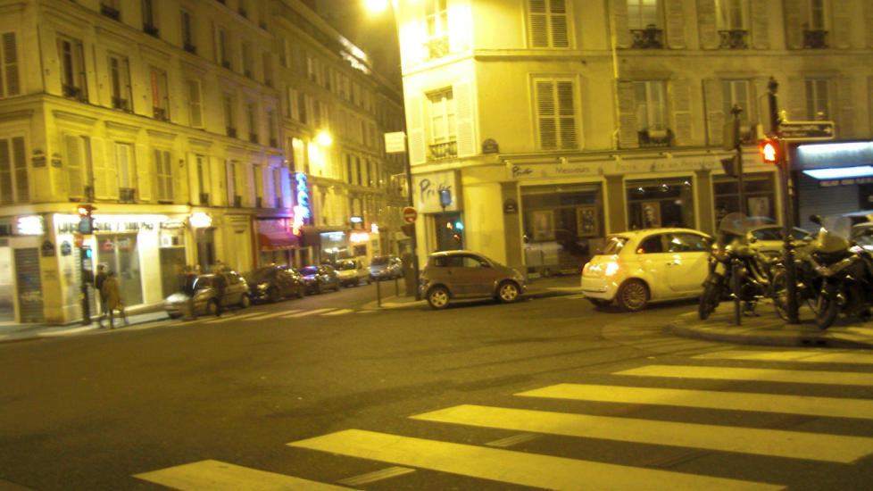 RUE FONTAINE: P� hj�rnet av rue Fontaine og rue Pigalle starter romanen �Maigret g�r p� bar� (1951). Boka foreg�r i Montmartre-str�ket, spesielt i striptease-bula Picratt's, som aldri har eksistert andre steder enn i Simenons fantasi. Men forfatteren skrev ut fra en rik erfaring b�de med skjenkesteder og klientell i omr�det. Foto: FREDRIK WANDRUP