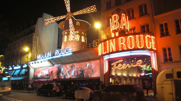 PLACE PIGALLE: Her ligger nattklubben Moulin Rouge, som ble bygd i strøket Montmartre i 1889. Den berømte, lysende vindmølla er et landemerke i det såkalte fornøyelsesstrøket rundt place Pigalle, der flere av forbrytelsene inspektør Maigret etterforsker har sitt utspring. Gjennom området går boulevard de Clichy, som er omkranset av en rekke atskillig mørkere bakgater. Foto: FREDRIK WANDRUP PLACE PIGALLE: Her ligger nattklubben Moulin Rouge, som ble bygd i strøket Montmartre i 1889. Den berømte, lysende vindmølla er et landemerke i det såkalte fornøyelsesstrøket rundt place Pigalle, der flere av forbrytelsene inspektør Maigret etterforsker har sitt utspring. Gjennom området går boulevard de Clichy, som er omkranset av en rekke atskillig mørkere bakgater. Foto: FREDRIK WANDRUP