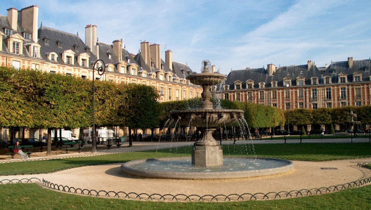 PLACE DES VOSGES: Den fornemme og luftige Vosges-plassen i Marais-distriktet er omgitt av eksklusive bolighus. Plassen ble oppført av kong Henrik IV fra 1605-1609. Victor Hugo bodde her. Det gjorde også både inspektør Maigret og Georges Simenon i en periode av livet. Foto: FREDRIK WANDRUP PLACE DES VOSGES: Den fornemme og luftige Vosges-plassen i Marais-distriktet er omgitt av eksklusive bolighus. Plassen ble oppført av kong Henrik IV fra 1605-1609. Victor Hugo bodde her. Det gjorde også både inspektør Maigret og Georges Simenon i en periode av livet. Foto: FREDRIK WANDRUP