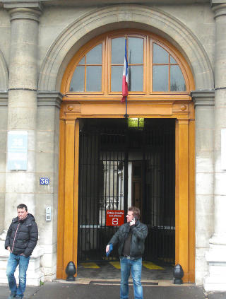 36 QUAI D'ORFEVRES: Hovedkvarteret til Paris-politiet, der inspektør Maigret har sitt kontor. Hit slepes vitner og mistenkte til avhør med politisjefen og hans kolleger. Rykter forteller at det skal finnes et rom i bygningen som er en eksakt replika av Maigrets værelse, slik det er beskrevet av Simenon. Foto: FREDRIK WANDRUP 36 QUAI D'ORFEVRES: Hovedkvarteret til Paris-politiet, der inspektør Maigret har sitt kontor. Hit slepes vitner og mistenkte til avhør med politisjefen og hans kolleger. Rykter forteller at det skal finnes et rom i bygningen som er en eksakt replika av Maigrets værelse, slik det er beskrevet av Simenon. Foto: FREDRIK WANDRUP