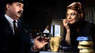 PÅ BAR: Inspektør Maigret spilt av Gino Cervi og bartenderen Rose, spilt av Lila Kedrova, i den italienske filmen «Maigret a Pigalle» (1966), bygd på romanen «Maigret au Picratt's». PÅ BAR: Inspektør Maigret spilt av Gino Cervi og bartenderen Rose, spilt av Lila Kedrova, i den italienske filmen «Maigret a Pigalle» (1966), bygd på romanen «Maigret au Picratt's».