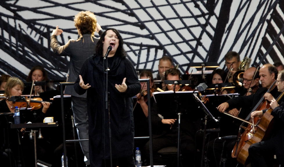 STORFORMAT:  Antony Hegarty er vel  kjent med stor orkesterledsagelse. Her er han sammen med Operaorkesteret i 2009, til sommeren stiller han med The Johnsons og TrondheimSolistene under Moldejazz. FOTO: TORBJ�RN GR�NNING/DAGBLADET
