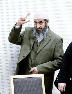 Krekar på nett: - Kniv og granater er tenåringsmetoder