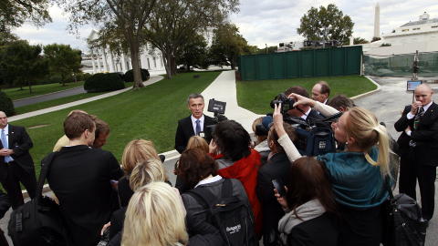 INTERESSE: Det var mange norske journalister som ville høre hvordan Jens Stoltenberg hadde hatt det på besøk hos verdens mektigste mann. Foto: Lise Åserud / Scanpix INTERESSE: Det var mange norske journalister som ville høre hvordan Jens Stoltenberg hadde hatt det på besøk hos verdens mektigste mann. Foto: Lise Åserud / Scanpix