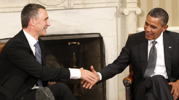 HANDSHAKE: Stoltenberg fikk til og med ta Obama i lanken da de to møttes i Det hvite hus. Foto: Lise Åserud / Scanpix HANDSHAKE: Stoltenberg fikk til og med ta Obama i lanken da de to møttes i Det hvite hus. Foto: Lise Åserud / Scanpix