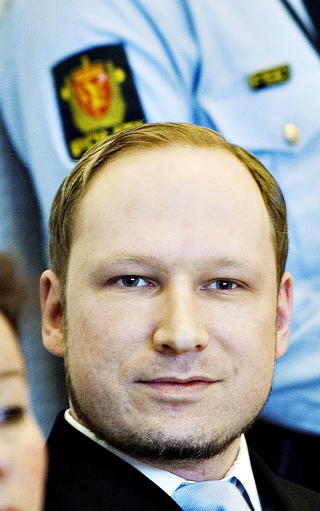 SMILTE: Breivik smilte, men framsto intens og nærgående, da han møtte et venninnepar i 30-årene på byen seint 2010.
Foto: Nina Hansen / Dagbladet SMILTE: Breivik smilte, men framsto intens og nærgående, da han møtte et venninnepar i 30-årene på byen seint 2010.
Foto: Nina Hansen / Dagbladet