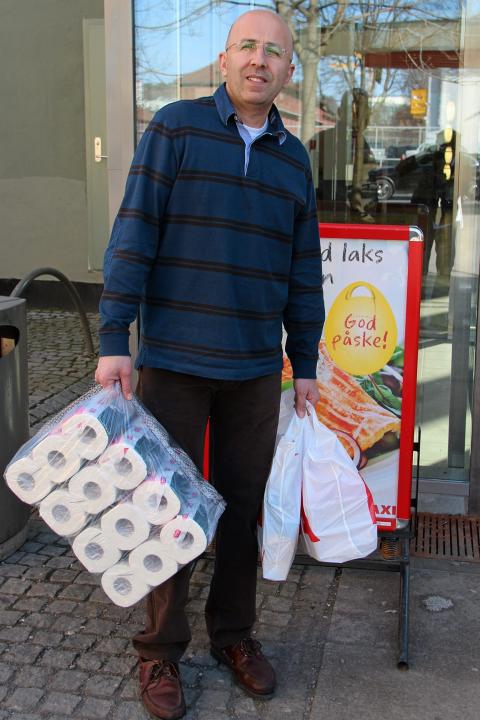 HELT RÅTT: Jakob Hamory reagerer på prisene hos Ica Maxi på Bjølsen i Oslo. FOTO: Ivar Folkedal HELT RÅTT: Jakob Hamory reagerer på prisene hos Ica Maxi på Bjølsen i Oslo. FOTO: Ivar Folkedal