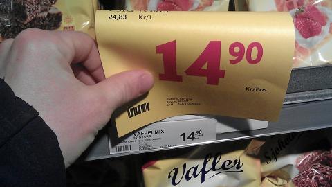 SAMME PRIS: En pakke vaffelmiks på Ica Supermarked på Ullevål er priset til 14,90 på tilbud. Den hvite prislappen er lik. FOTO: Ivar Folkedal SAMME PRIS: En pakke vaffelmiks på Ica Supermarked på Ullevål er priset til 14,90 på tilbud. Den hvite prislappen er lik. FOTO: Ivar Folkedal