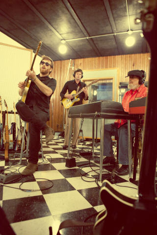 PERFEKT MATCH: Produsent og gitarist Dan Auerback fra Black Keys og Dr. John i studio.