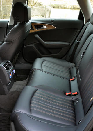 ROMSLIG: Audi A6 Allroad er en stor bil. Det nyter inntil tre voksne baksetepassasjerer godt av. Foto: ANDREAS HANDELAND