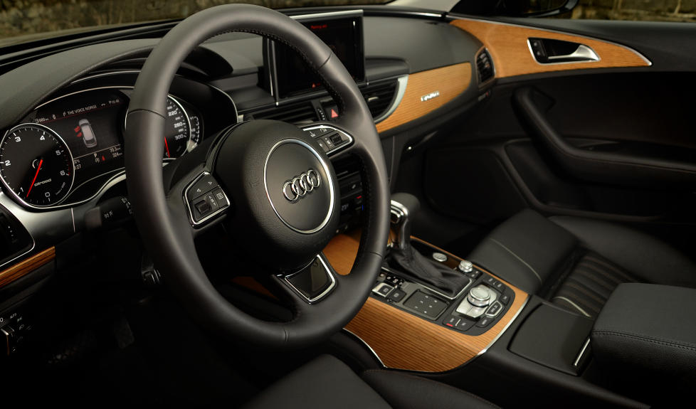 H�Y TRIVSELSFAKTOR: Med litt snadder fra ekstrautstyrslista f�r du en perfekt ergonomisk sittestilling, luksus og de rette teknologiske godbitene � leke deg med. Regn med et sted mellom 100 000 og 150 000 kroner ekstra for en �greit� utstyrt A6 Allroad. Foto: ANDREAS HANDELAND