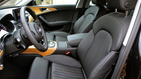 VELUTSTYRT: Testbilen har glimrende seter, men mangler �vesentlige� elementer som elektronisk setejustering og ryggekamera - til tross for at den har tilleggsutstyr for rundt 150 000 kroner montert. Foto: ANDREAS HANDELAND