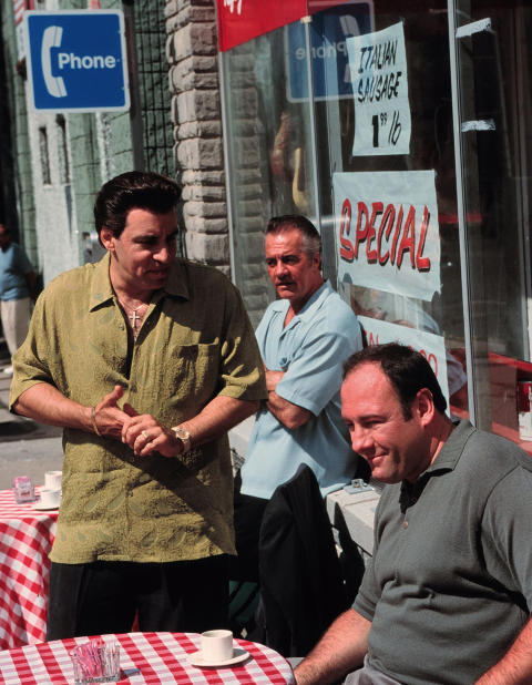 SOPRANOS: Little Steven som Silvio Dante i �Sopranos� med hovedkarakteren Tony Soprano. Foto: Stella Pictures