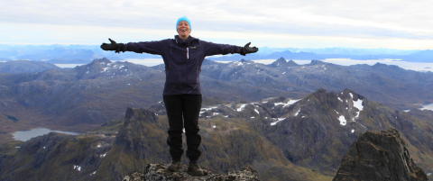Her står Marian Aas Hansen på toppen av Møysalen