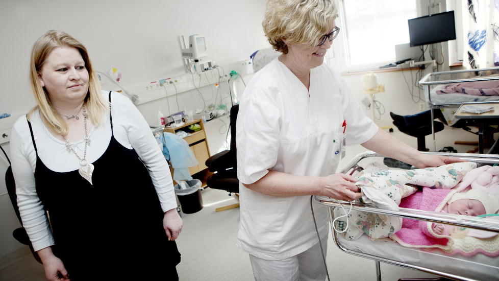 VARME: Lille Milena (3 mnd.) nyter godt av varmen fra Linda Torseth (t.v.) - og omsorgen fra avdelingssykepleier Reidun Nordbach. Foto: Anita Arntzen