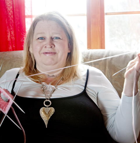 IVRIG: Hun er alltid å se med strikketøy i fanget. - På en kveld kan jeg lett strikke tre, fire luer, sier 40-åringen. Foto: Anita Arntzen IVRIG: Hun er alltid å se med strikketøy i fanget. - På en kveld kan jeg lett strikke tre, fire luer, sier 40-åringen. Foto: Anita Arntzen