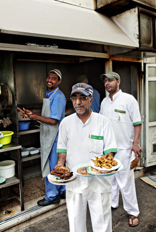 PAKISTANSK: Her kommer kelneren på Ravi med nygrillet mat. Foto: NINA HANSEN PAKISTANSK: Her kommer kelneren på Ravi med nygrillet mat. Foto: NINA HANSEN