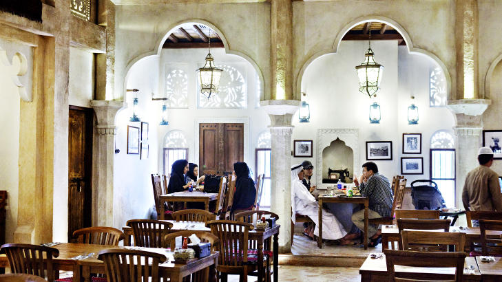 TRADISJONER: Restaurant Al Fanar er bygd opp som en arabisk markedshall med en åpen plass i midten. Foto: NINA HANSEN TRADISJONER: Restaurant Al Fanar er bygd opp som en arabisk markedshall med en åpen plass i midten. Foto: NINA HANSEN