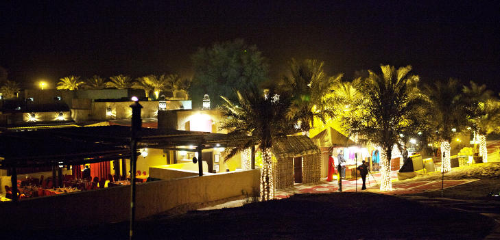 ETTER SOLNEDGANG: Ørkenrestauranten Al Hadheerah ved resort Bab Al Shams. Foto: NINA HANSEN ETTER SOLNEDGANG: Ørkenrestauranten Al Hadheerah ved resort Bab Al Shams. Foto: NINA HANSEN