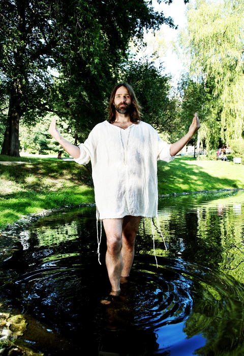 JESUS?: Christer Falck i en liten dam if�rt kjortel for Dagbladet. Foto: Siv Seglem / Dagbladet