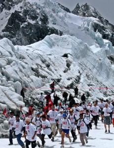 L�per maraton rett ned verdens h�yeste fjell