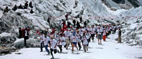 L�per maraton rett ned verdens h�yeste fjell