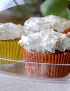 Om en muffins er pyntet som en liten kake er det en cupcake