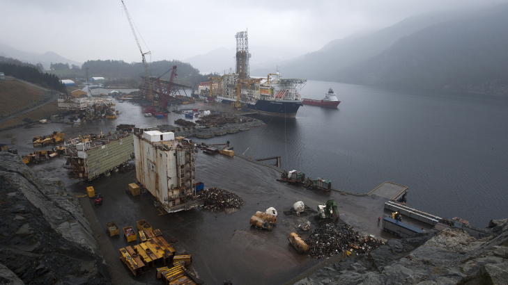 UTSLIPP: Nye giftmålinger viser at svært helsefarlige stoffer sprer seg fra AF Decoms mottaksanlegg for utrangerte oljeplattformer i Vats og ut i nærmiljøet.
Foto: Tor Erik H. Mathiesen UTSLIPP: Nye giftmålinger viser at svært helsefarlige stoffer sprer seg fra AF Decoms mottaksanlegg for utrangerte oljeplattformer i Vats og ut i nærmiljøet.
Foto: Tor Erik H. Mathiesen