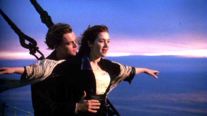 P� EN B�T: Kate Winslet blir ofte spurt om � gjenskape denne ikoniske scenen hvis hun befinner seg p� en b�t. Foto: Stella Pictures