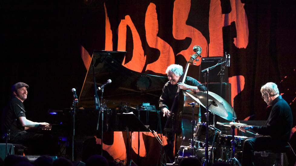 HUMOR: Smilet var ofte p� plass i triokommunikasjonen mellom (f.v.) Carsten Dahl, Arild Andersen og Jon Christensen da de �pnet konsertrekka til �rets Vossa Jazz i g�r. FOTO: TERJE MOSNES