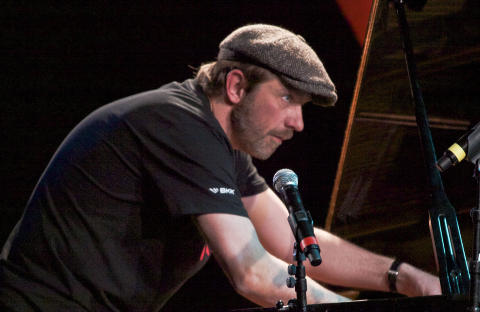 LEKEN: Carsten Dahl, ledende dansk pianist, i aksjon på Voss i går kveld. FOTO: TERJE MOSNES LEKEN: Carsten Dahl, ledende dansk pianist, i aksjon på Voss i går kveld. FOTO: TERJE MOSNES