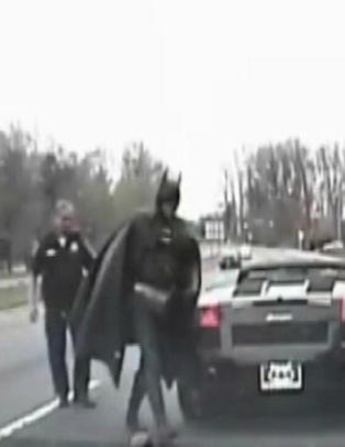 Her blir Batman stoppet av politiet