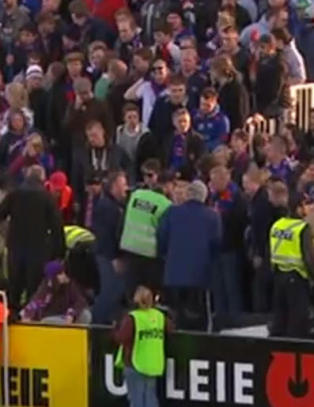 Klanen feiret scoring så gjerdet kollapset