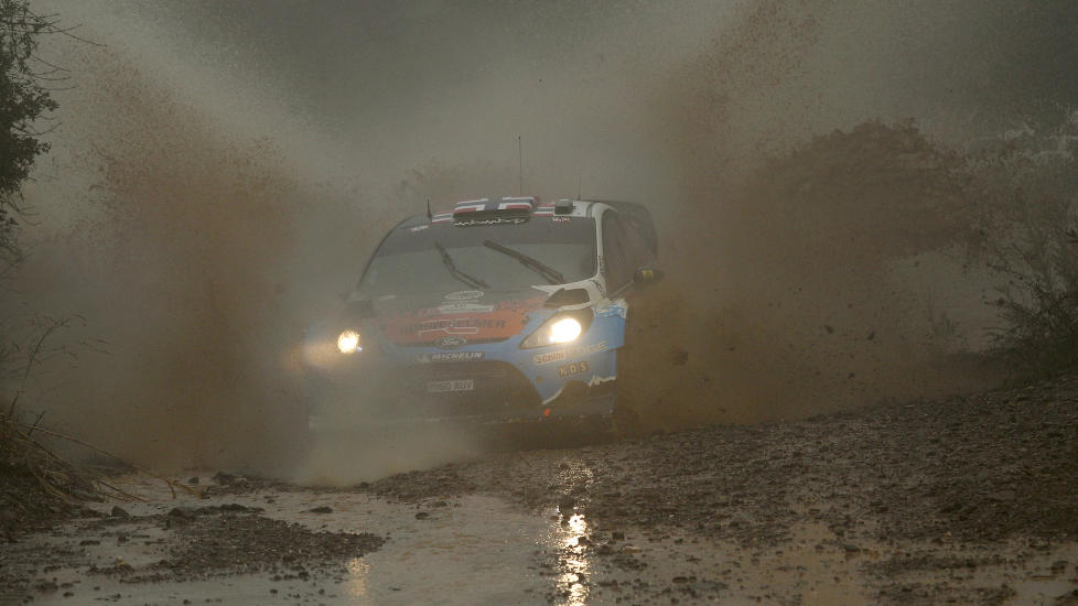 GJ�RMEBAD: Mads �stberg kj�rer godt under s�rdeles vanskelige forhold i Rally Portugal og ligger p� en forel�pig annenplass bak Mikko Hirvonen.Foto: AP Photo/Francisco Seco/NTB scanpix