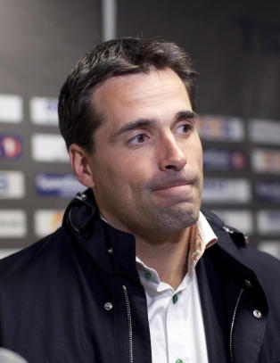 Mens andre trenere bruker pausen til prat, viser Andresen rykende ferske videobilder