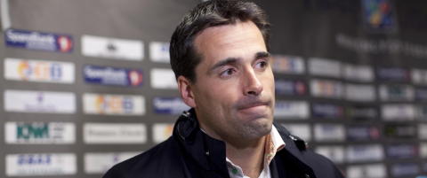 Mens andre trenere bruker pausen til prat, viser Andresen rykende ferske videobilder