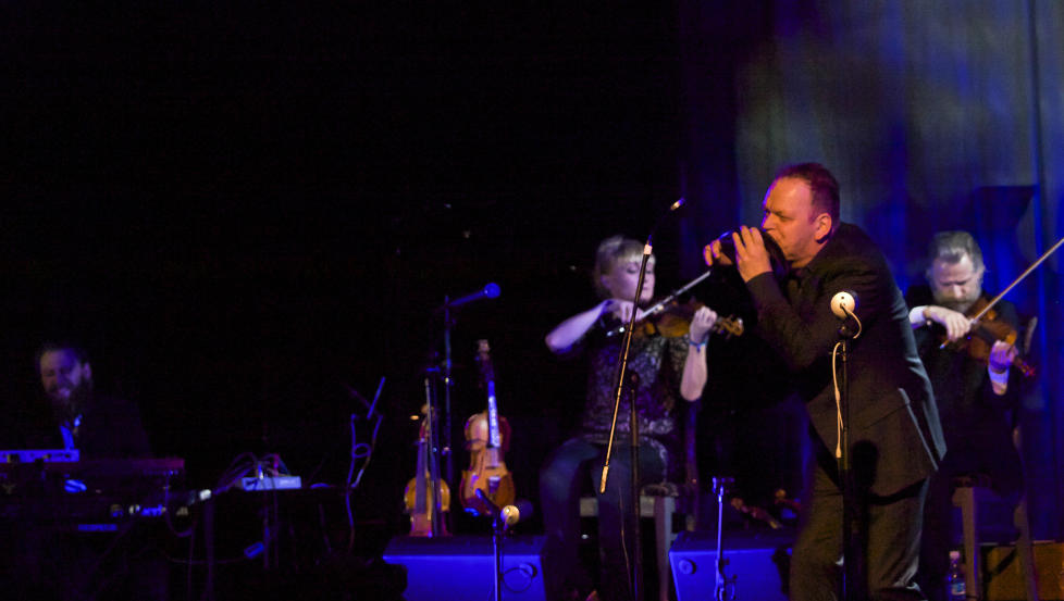 VERDENSJAZZ: Karl Seglem med bukkehorn, flankert av (f.v.) Andreas Ulvo, Sigrid Moldestad og H�kon H�gemo. FOTO: TERJE MOSNES