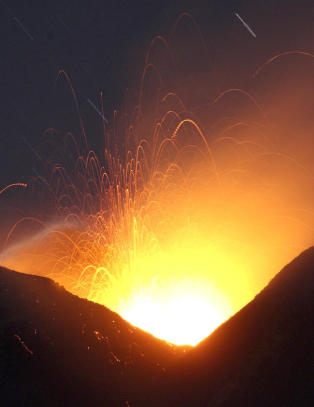 Her spyr Etna ut lava for femte gang i �r