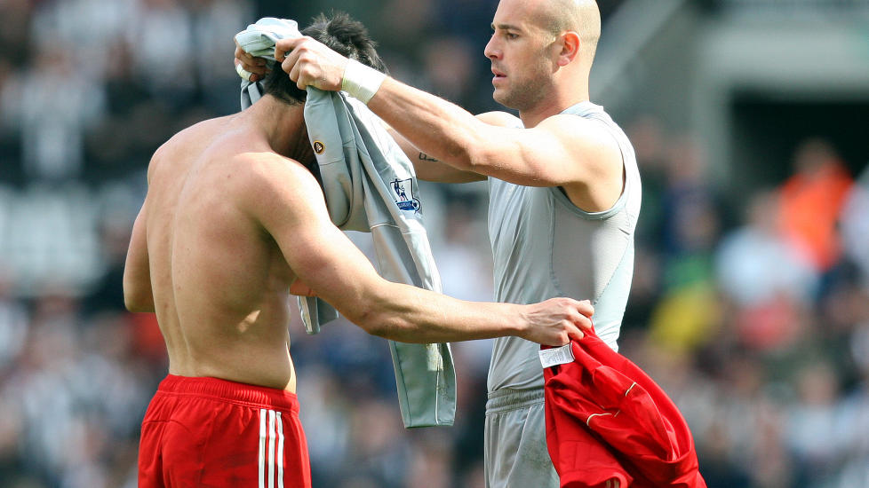 BRUKT ALLE BYTTENE: Liverpool m�tte sette Enrique i m�l da Reina ble utvist. Han holdt nullen i sin f�rste kamp i m�l. Foto: Scott Heppell/AP/NTB scanpix