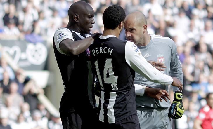 HISSIG: Pepe Reina stanget mot Perch som falt i bakken uten at det var kontakt. Sistnevnte fikk gult kort. Foto: GRAHAM STUART/AFP/NTB scanpix HISSIG: Pepe Reina stanget mot Perch som falt i bakken uten at det var kontakt. Sistnevnte fikk gult kort. Foto: GRAHAM STUART/AFP/NTB scanpix