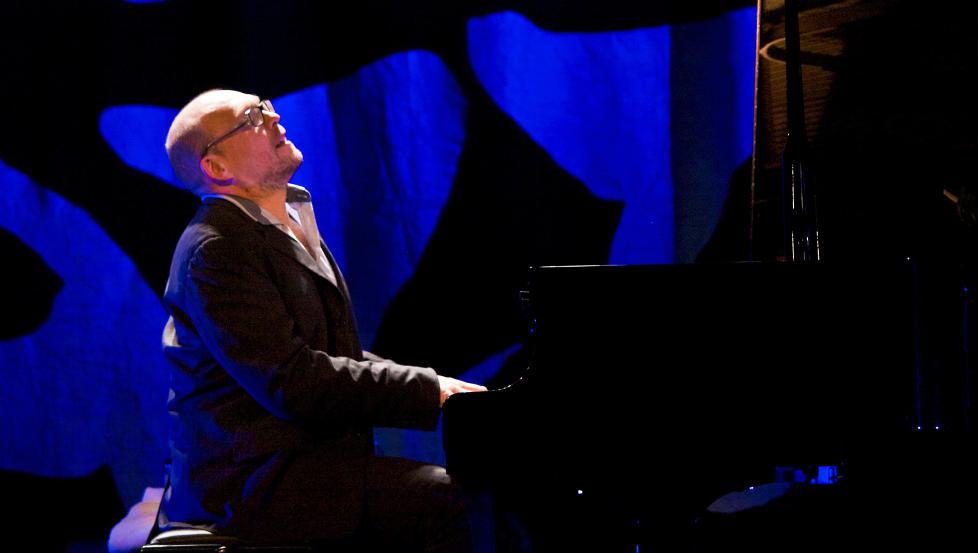 SOLO:  Bugge Wesseltoft under solokonserten p� Voss i g�r, der han gikk til hjertet av jazzen med slepen teknikk og �m innlevelse. FOTO: TERJE MOSNES
