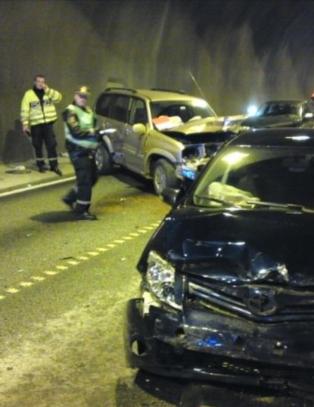 Seks personer involvert i frontkollisjon