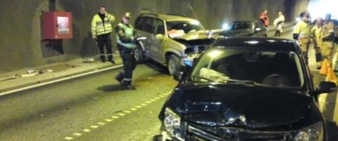 Seks personer involvert i frontkollisjon