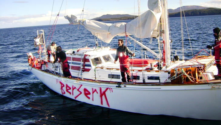 SKIFTET NAVN: Før Andhøys ekspedisjon forlot Antarktis, omdøpte de «Nilaya» til «Berserk». Det kan ha bidratt til å skape trøbbel for dem. Foto: CHILENSK MARINE SKIFTET NAVN: Før Andhøys ekspedisjon forlot Antarktis, omdøpte de «Nilaya» til «Berserk». Det kan ha bidratt til å skape trøbbel for dem. Foto: CHILENSK MARINE