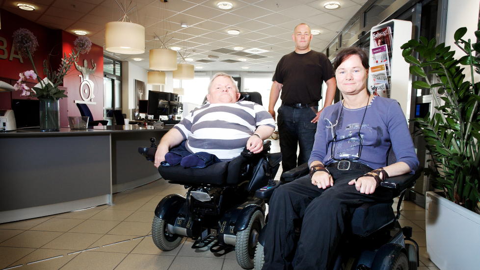 BLIR BEDRE:  �Vi ligger foran skjemaet med � rette p� alt, og alt vil bli i orden f�r fristene,� skriver informasjonssjef Jon Torp (i midten). Her er han med daglig leder i Uloba, Vibeke Mar�y Melstr�m og seniorr�dgiver Knut Flaaum 
Foto: Eirik Helland Urke