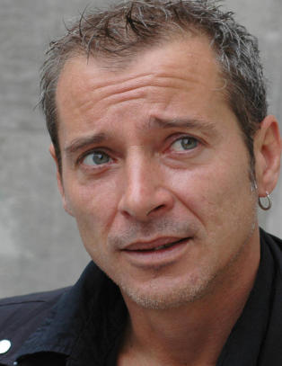 Han har skrevet en politiroman fra helvete