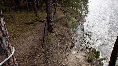 LÅ I SKJUL: Nedenfor denne klippen gjemte Nicoline Bjerge Schie seg sammen med flere andre da Breivik gikk rundt på Utøya. Her lå de i to timer. Foto: Sveinung U. Ystad LÅ I SKJUL: Nedenfor denne klippen gjemte Nicoline Bjerge Schie seg sammen med flere andre da Breivik gikk rundt på Utøya. Her lå de i to timer. Foto: Sveinung U. Ystad