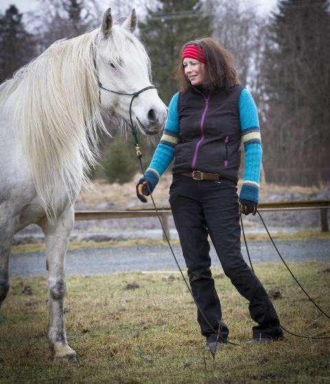 TERAPAUTISK HEST: - Som liten hadde jeg barneleddgikt og fikk ikke drive med lagidretter som håndball og fotball som de andre barna drev med. Det å drive med hest ga meg en tilhørighet og hadde slik sett en terapeutisk virkning, forteller psykolog Anita Veimo. Foto: OLE MORTEN MELGÅRD/DAGBLADET TERAPAUTISK HEST: - Som liten hadde jeg barneleddgikt og fikk ikke drive med lagidretter som håndball og fotball som de andre barna drev med. Det å drive med hest ga meg en tilhørighet og hadde slik sett en terapeutisk virkning, forteller psykolog Anita Veimo. Foto: OLE MORTEN MELGÅRD/DAGBLADET