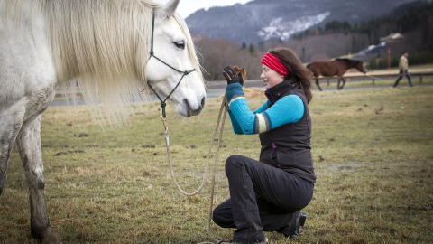 HEST ER BEST: - Hesten bryr seg ikke om hva du sier, om du er tykk eller tynn. Det er en mer direkte kommunikasjon mellom hest og menneske, det er det indre språket som teller slik som blikk og pust. Dette passer godt i terapi for mennesker med spiseforstyrrelser. Hesteterapi gir pasienten relasjonskompetanse, sier psykolog Anita Veimo til Dagbladet. Foto: OLE MORTEN MELGÅRD/DAGBLADET HEST ER BEST: - Hesten bryr seg ikke om hva du sier, om du er tykk eller tynn. Det er en mer direkte kommunikasjon mellom hest og menneske, det er det indre språket som teller slik som blikk og pust. Dette passer godt i terapi for mennesker med spiseforstyrrelser. Hesteterapi gir pasienten relasjonskompetanse, sier psykolog Anita Veimo til Dagbladet. Foto: OLE MORTEN MELGÅRD/DAGBLADET