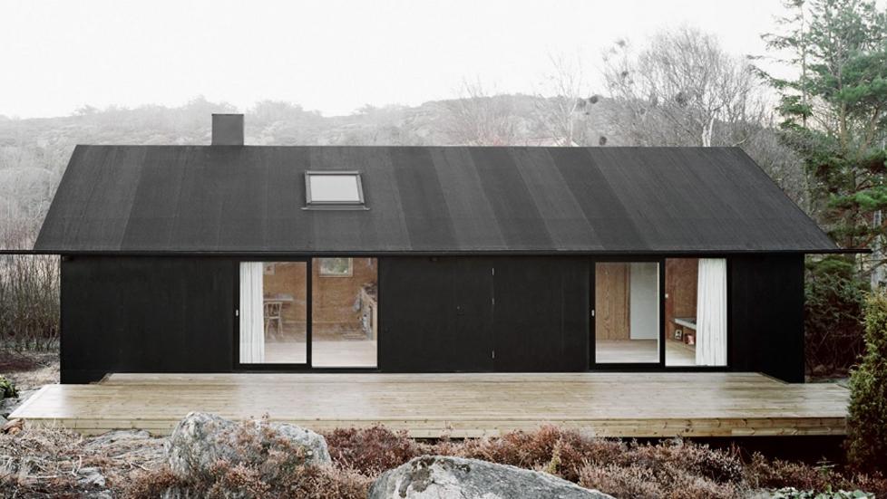 HUSET BLE TJ�RET SOM EN GAMMEL TREB�T: Fritidshuset Morran ved G�teborg ble i 2010 totalt fornyet av arkitekt Johannes Norlander. B�de tak og vegger samt interi�r ble kledd med slitesterke kryssfinerplater. Utvendig ble fritidshuset behandlet med tj�re, slik som gamle treb�ter ble f�r i tida.  Foto: Rasmus Norlander